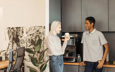 Waarom de spannendste vergaderingen vaak pas bij het koffieapparaat beginnen